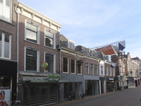 901500 Gezicht op de voorgevels van de leegstaande winkelpanden Steenweg 45 (links), 43 en 41 te Utrecht.N.B. Door de ...